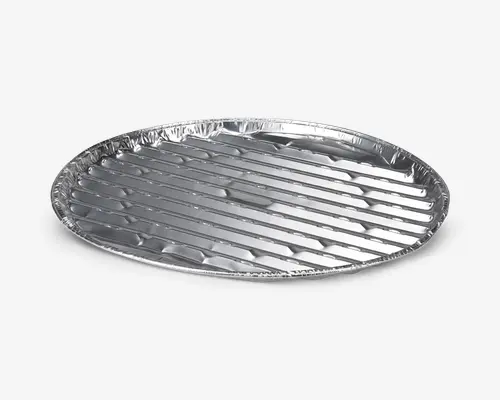 Oval engangsbakke af aluminium med hævede riller i bunden, velegnet til grill eller stegning. Bakken har let forhøjede kanter for at holde på væske og forhindre spild, og den riflede bund løfter maden for jævn tilberedning og afdrypning af overskydende fedt.