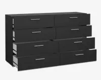 En moderne, mat sort kommode med otte rummelige skuffer fordelt i to kolonner og fire rækker. Hver skuffe har et slankt, vandret sølvhåndtag. Kommoden har et rent, rektangulært design med skarpe kanter og en glat overflade. Flere af skufferne er vist delvist åbne, hvilket afslører hvide skuffeinteriører og metalskinnesystemer.