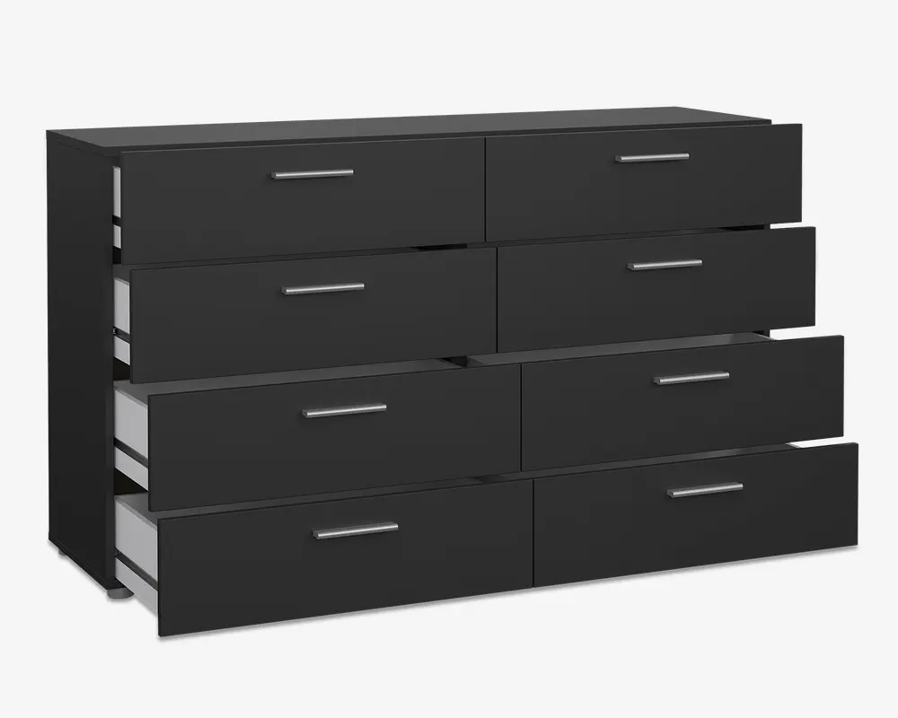 En moderne, mat sort kommode med otte rummelige skuffer fordelt i to kolonner og fire rækker. Hver skuffe har et slankt, vandret sølvhåndtag. Kommoden har et rent, rektangulært design med skarpe kanter og en glat overflade. Flere af skufferne er vist delvist åbne, hvilket afslører hvide skuffeinteriører og metalskinnesystemer.