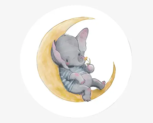 En sød illustration af en baby-elefant iført en blåstribet sparkedragt, der sover fredeligt sammenkrøllet på en halvmåne. Elefanten holder en lille gul blomst i snablen, og dens kinder er let rødmende. Baggrunden er helt hvid, hvilket fremhæver den blide og drømmende stemning.
