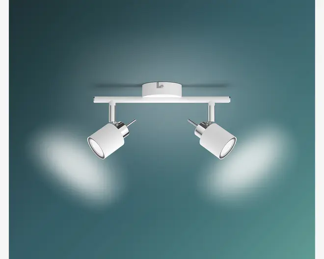 Moderne loftmonteret spotlampe med to justerbare cylindriske lampehoveder i mat hvid finish. Lampehovederne er fastgjort til en vandret stang og kan vinkles individuelt for at rette lyset efter behov. Lampen har et minimalistisk design med diskrete metaldetaljer ved basen af hvert lampehoved.