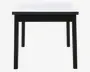 Rektangulært bord med hvid bordplade og sort stel samt ben. Designet er moderne og minimalistisk med lige kanter og en glat overflade. Benene er solide og firkantede, hvilket giver stabil støtte.