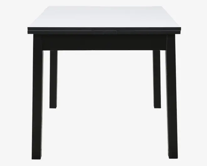 Rektangulært bord med hvid bordplade og sort stel samt ben. Designet er moderne og minimalistisk med lige kanter og en glat overflade. Benene er solide og firkantede, hvilket giver stabil støtte.