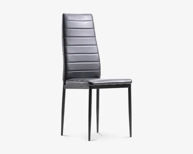 Høj polstret stol med høj ryg, vandrette syede paneler, polstret sæde og slanke mørke metalben i mørkegrå læderlook-finish.