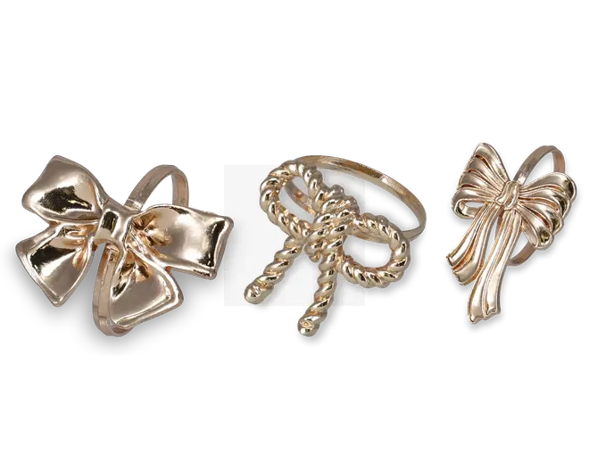 Sæt med tre ringe i guldfarvet metal, hver med et unikt sløjfedesign. Den første ring har en glat, blank sløjfe med afrundede kanter og klassisk båndform. Den anden ring har en snoet rebsløjfe, der giver et tekstureret og tredimensionelt udtryk. Den tredje ring har en detaljeret, skulpturel sløjfe med bølgende båndender og fine linjedetaljer for ekstra elegance. Alle ringe har en poleret overflade og justerbare bånd.