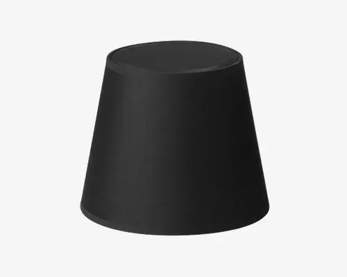 En sort, konisk lampeskærm med en glat stofoverflade. Skærmen er bredere i bunden og smalner ind mod toppen, hvilket giver et klassisk og minimalistisk udtryk. Kanterne er pænt afsluttede, og det samlede design er enkelt og moderne.