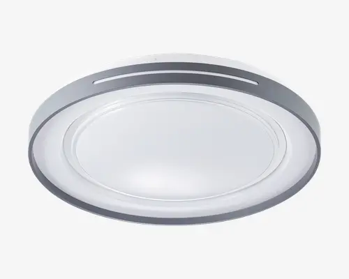 Rund loftlampe med et stilrent, moderne design, der har en sølvfarvet metalramme og en glat, mat hvid diffuser for jævn lysfordeling. Lampen har en slank profil og en diskret dekorativ rille nær kanten.
