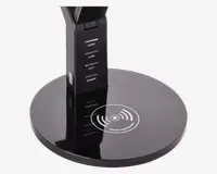 Elegant, rund sort base med et trådløst opladningssymbol og teksten 'Wireless charging built-in', hvilket indikerer indbygget trådløs opladningsfunktion. Den opretstående del har fire tydeligt markerede knapper: HIGH, LOW, CCT og ON/OFF, som giver mulighed for justerbare indstillinger. Designet er moderne og minimalistisk med en blank overflade.