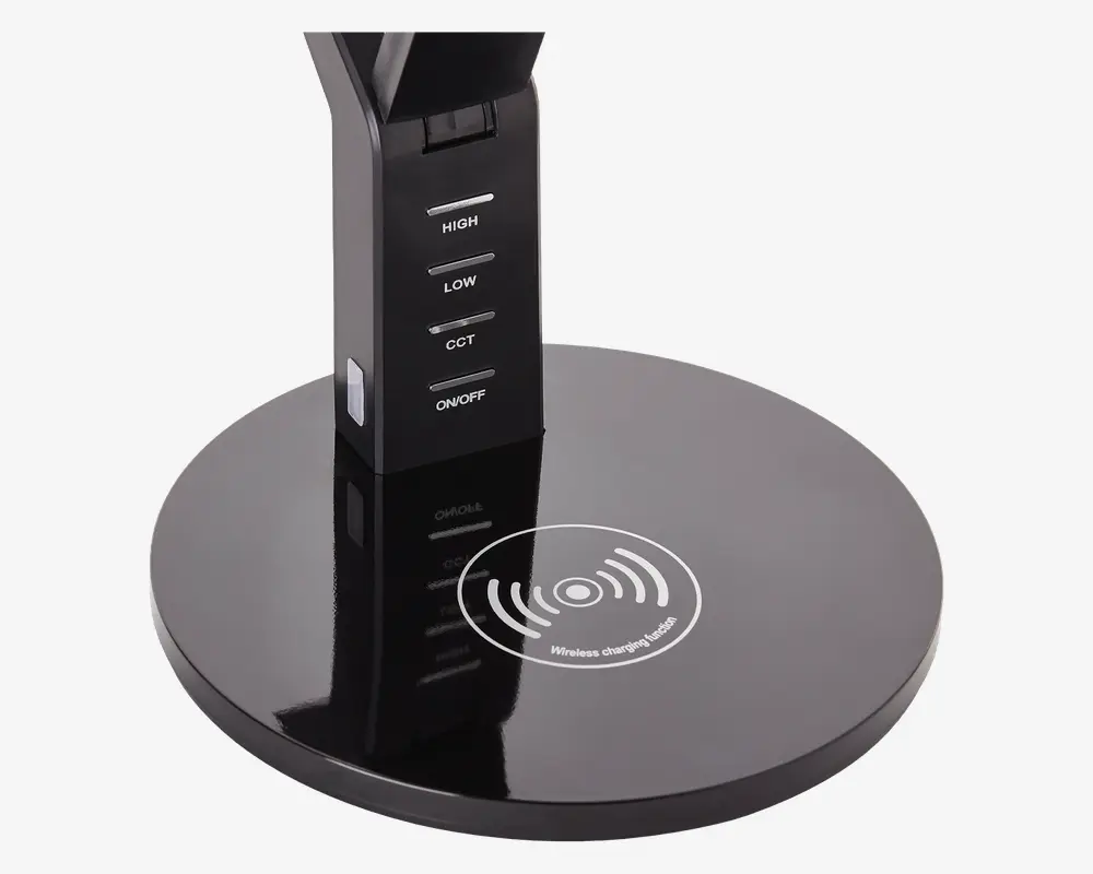Elegant, rund sort base med et trådløst opladningssymbol og teksten 'Wireless charging built-in', hvilket indikerer indbygget trådløs opladningsfunktion. Den opretstående del har fire tydeligt markerede knapper: HIGH, LOW, CCT og ON/OFF, som giver mulighed for justerbare indstillinger. Designet er moderne og minimalistisk med en blank overflade.
