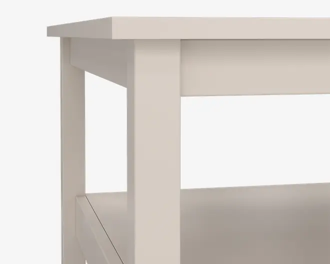 Nærbillede af et møbel med en glat, mat offwhite overflade. Designet har lige, rene linjer med en kraftig bordplade og solide firkantede ben. Der er en åben hylde nederst til ekstra opbevaring eller udstilling, og konstruktionen fremstår solid og moderne.