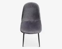 Stol med høj, afrundet ryg og sæde, begge polstret i et mørkegråt stof med et karakteristisk bikubemønster. Stolen har slanke, lige ben i en matchende mørk farve, hvilket giver et moderne og elegant udtryk.