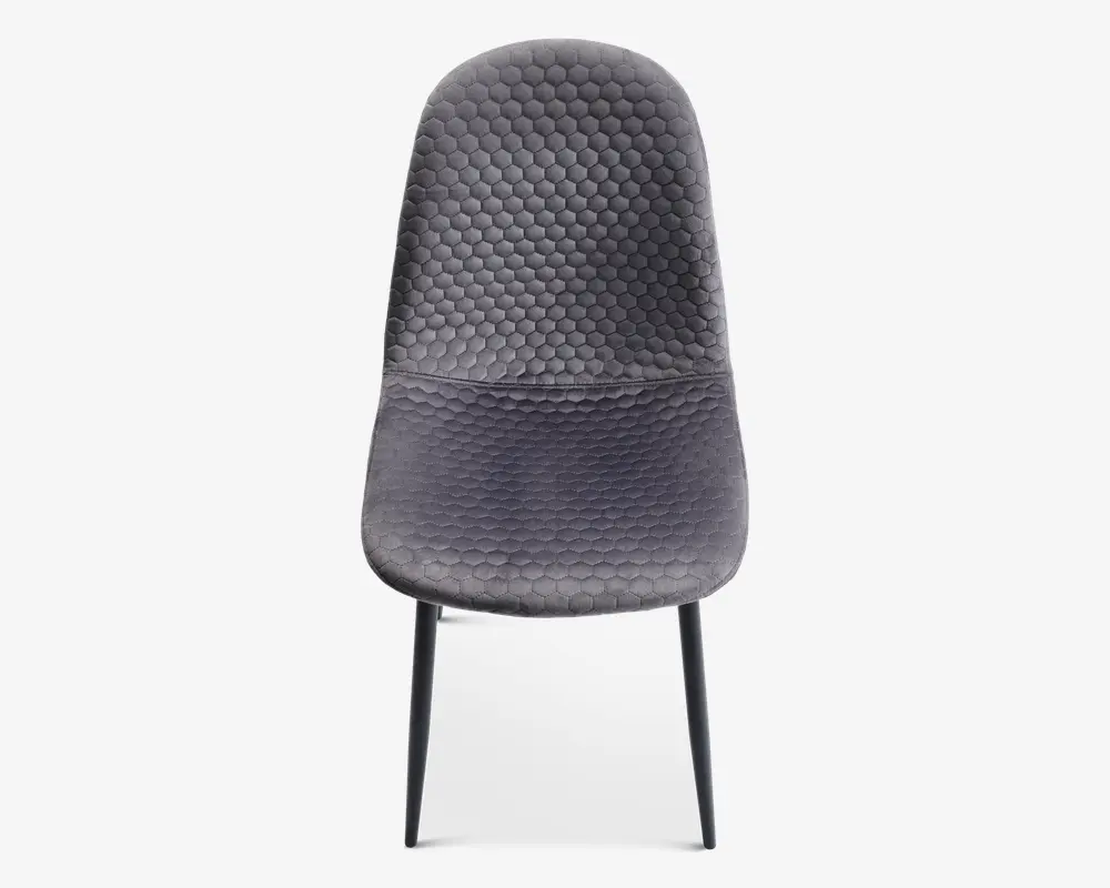 Stol med høj, afrundet ryg og sæde, begge polstret i et mørkegråt stof med et karakteristisk bikubemønster. Stolen har slanke, lige ben i en matchende mørk farve, hvilket giver et moderne og elegant udtryk.