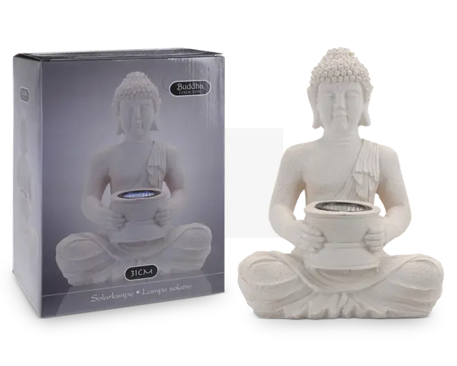 En dekorativ statue, der forestiller en siddende figur i skrædderstilling, som holder en skål med indbygget solcellelampe. Statuen har en stentekstur og detaljer som mønstret dragt og krøllet hår. Skålen er placeret midt i figurens skød og er designet til at rumme solcellelampen. Emballagen ved siden af statuen viser samme figur og angiver højden som 31 cm.