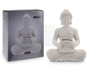 En dekorativ statue, der forestiller en siddende figur i skrædderstilling, som holder en skål med indbygget solcellelampe. Statuen har en stentekstur og detaljer som mønstret dragt og krøllet hår. Skålen er placeret midt i figurens skød og er designet til at rumme solcellelampen. Emballagen ved siden af statuen viser samme figur og angiver højden som 31 cm.