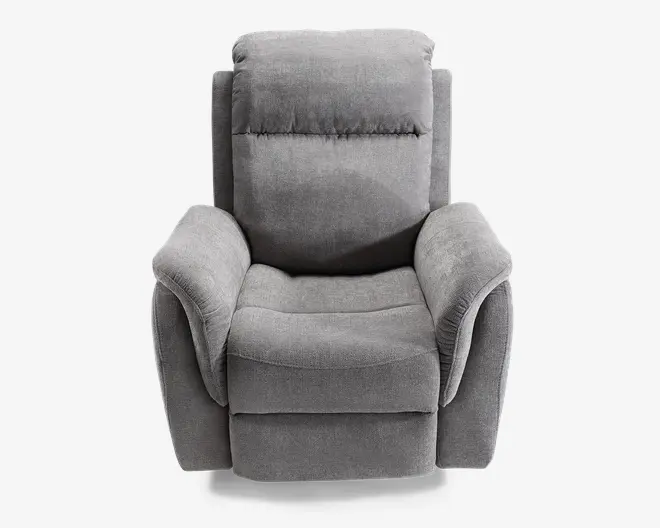 Blød, polstret lænestol betrukket med gråt stof. Har brede, polstrede armlæn, høj ryg med ekstra pude og en diskret vandret syning samt et dybt, støttende sæde. Stolen har et moderne design med bløde kurver og et solidt, indbydende udtryk.