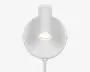 Hvid, rund lampe med en glat, cirkulær skærm, en lille cylindrisk forlængelse øverst og en synlig åbning til pæren i midten.