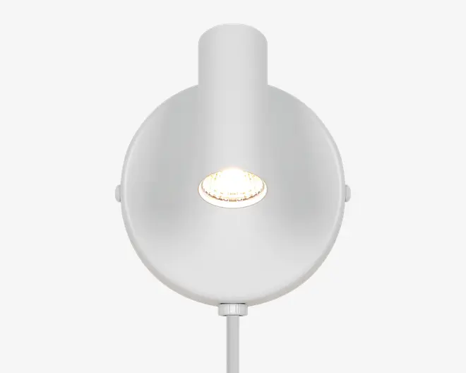 Hvid, rund lampe med en glat, cirkulær skærm, en lille cylindrisk forlængelse øverst og en synlig åbning til pæren i midten.