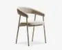 Lysebeige polstret lænestol med afrundet, omsluttende ryglæn, åbne sider og slanke, tilspidsede ben i en matchende neutral finish.