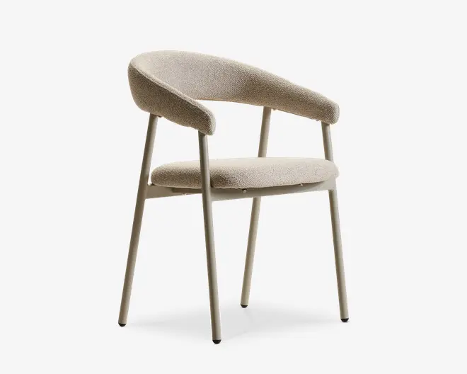 Lysebeige polstret lænestol med afrundet, omsluttende ryglæn, åbne sider og slanke, tilspidsede ben i en matchende neutral finish.