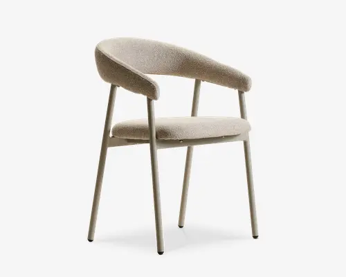 Lysebeige polstret lænestol med afrundet, omsluttende ryglæn, åbne sider og slanke, tilspidsede ben i en matchende neutral finish.