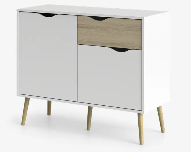 Moderne skænk med hvid finish, der har to store skabslåger og en skuffe med front i lyst træ. Skuffen og lågerne har integrerede sorte udskårne greb for nem åbning. Møblet står på fire skråtstillede ben i lyst træ, hvilket giver et retro-inspireret udtryk.