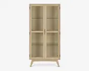 Høj skab med lys træfinish, udstyret med to glaslåger med lodrette håndtag. Indvendigt er der tre rummelige hylder af glas, som giver god plads til udstilling. Skabet står på fire skråtstillede ben, hvilket giver et moderne og solidt udtryk.