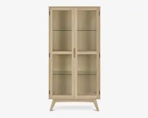 Høj skab med lys træfinish, udstyret med to glaslåger med lodrette håndtag. Indvendigt er der tre rummelige hylder af glas, som giver god plads til udstilling. Skabet står på fire skråtstillede ben, hvilket giver et moderne og solidt udtryk.