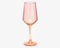 Høj, elegant glas med lyserød tone og lodrette rillede detaljer på skålen. Glasset har en lang, slank stilk og en bred, flad fod for stabilitet. Det moderne og stilfulde design egner sig til servering af vin eller lignende drikke.