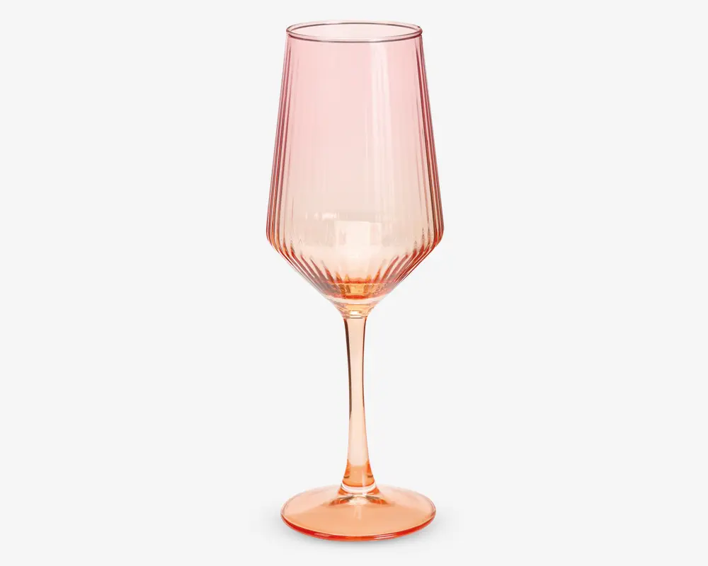 Høj, elegant glas med lyserød tone og lodrette rillede detaljer på skålen. Glasset har en lang, slank stilk og en bred, flad fod for stabilitet. Det moderne og stilfulde design egner sig til servering af vin eller lignende drikke.