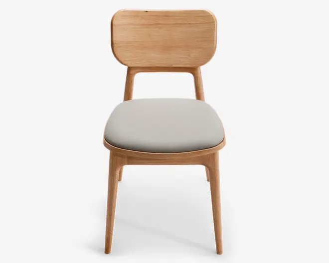 Stol med stel i lyst træ, afrundet rektangulært ryglæn og fire koniske ben. Sædet er polstret og betrukket med et glat, lysegråt stof, hvilket giver god komfort. Designet er minimalistisk og moderne med rene linjer og en naturlig træfinish.