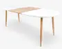 Moderne bord med hvid, afrundet bordplade og en lys træsektion i midten, båret af slanke, tilspidsede træben.