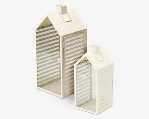 To dekorative lanterner med husformet design, fremstillet af cremefarvet metal og klare glaspaneler med vandrette frostede striber. Hver lanterne har et saddeltag og en rektangulær bund samt et lille håndtag på toppen til nem transport eller ophængning. Lanternerne vises i to forskellige størrelser og er velegnede til stearinlys eller LED-lys.