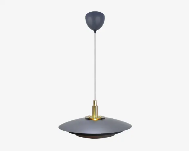 Et moderne pendellampe-armatur med en bred, lav, mat sort metalskærm og en guldfarvet detalje øverst, hvor skærmen møder stangen. Stangen er en slank, lige stang i samme mørke finish, der fører op til en rund, mat sort loftsroset. Designet er minimalistisk og nutidigt, velegnet til moderne indretning.