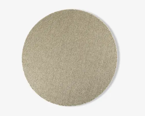 Rundt, beige-farvet produkt med en fint tekstureret stofoverflade. Materialet virker tæt vævet, hvilket giver et glat og ensartet udseende. Kanterne er rene og jævne, og farven er ensartet over hele fladen.