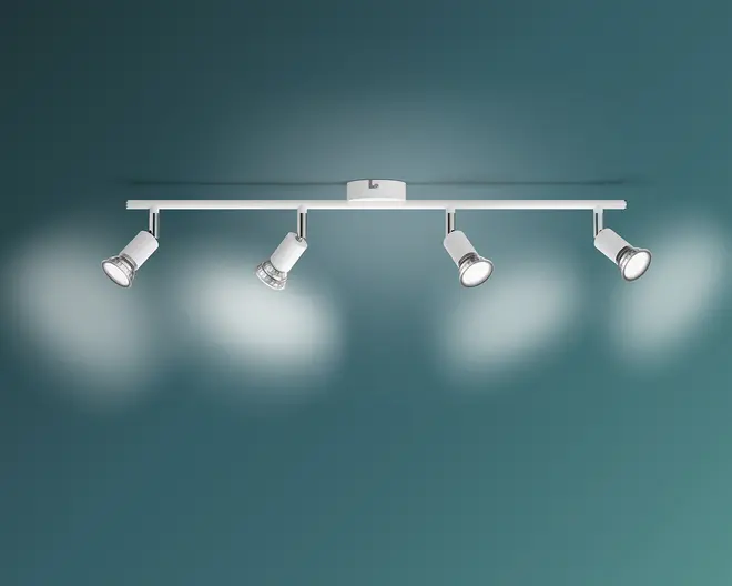 Et moderne loftmonteret skinnespot med en slank, lige metalstang i sølvfinish. Lampen har fire justerbare spotlys, hver med en cylindrisk form og i hvid og sølv. Spotlysene kan drejes individuelt for at belyse forskellige områder i rummet. Designet er minimalistisk og moderne, velegnet til køkkener, stuer eller kontorer.