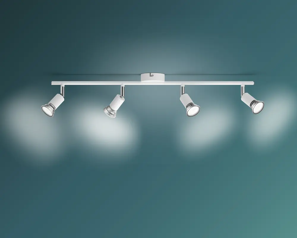 Et moderne loftmonteret skinnespot med en slank, lige metalstang i sølvfinish. Lampen har fire justerbare spotlys, hver med en cylindrisk form og i hvid og sølv. Spotlysene kan drejes individuelt for at belyse forskellige områder i rummet. Designet er minimalistisk og moderne, velegnet til køkkener, stuer eller kontorer.