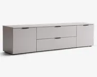 Rektangulær opbevaringsenhed med minimalistisk design og en glat, mat lysegrå finish. Den har to store skuffer i midten, hver med et slankt sort håndtag, samt to skabslåger på hver side med tilsvarende sorte håndtag. Enheden har rene linjer og en flad top, velegnet til moderne indretning.