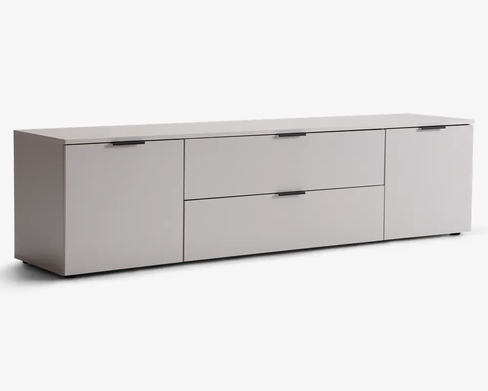 Rektangulær opbevaringsenhed med minimalistisk design og en glat, mat lysegrå finish. Den har to store skuffer i midten, hver med et slankt sort håndtag, samt to skabslåger på hver side med tilsvarende sorte håndtag. Enheden har rene linjer og en flad top, velegnet til moderne indretning.
