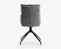 En moderne stol med rund, polstret ryg og sæde i gråt tekstil med struktur. Stolen har en synlig lodret syning ned langs bagsiden. Den står på en solid sort metalbase med fire skråtstillede ben for stabilitet.
