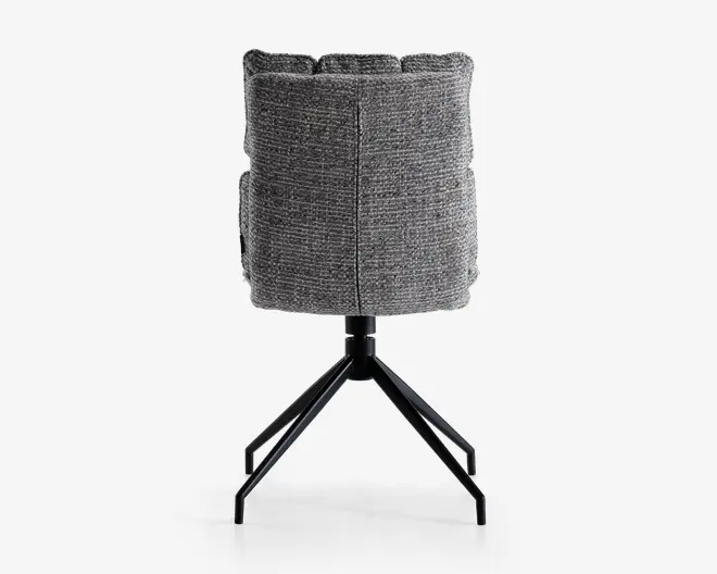 En moderne stol med rund, polstret ryg og sæde i gråt tekstil med struktur. Stolen har en synlig lodret syning ned langs bagsiden. Den står på en solid sort metalbase med fire skråtstillede ben for stabilitet.