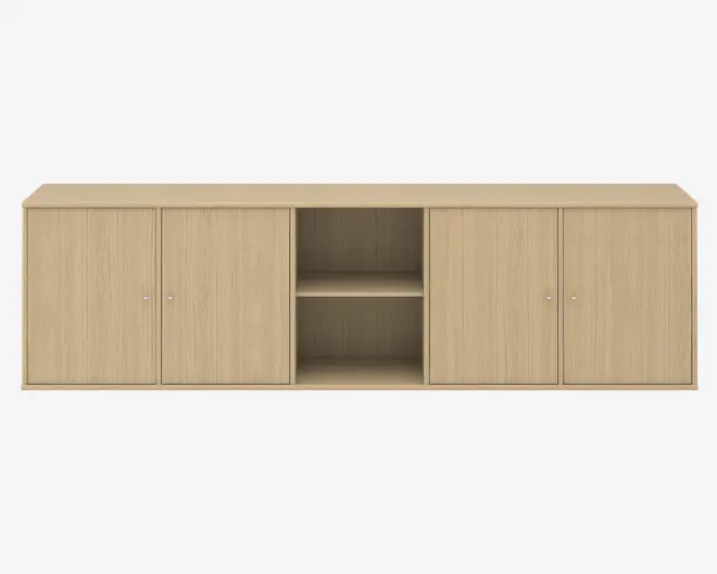 Rektangulær opbevaringsenhed i lyst træ med glat finish. Den har fire låger, to på hver side, med små runde metalgreb. Midtersektionen har to åbne hylder til udstilling eller nem adgang. Designet er minimalistisk og moderne, velegnet til organisering af ting og giver et rent udtryk.