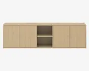 Rektangulær opbevaringsenhed i lyst træ med glat finish. Den har fire låger, to på hver side, med små runde metalgreb. Midtersektionen har to åbne hylder til udstilling eller nem adgang. Designet er minimalistisk og moderne, velegnet til organisering af ting og giver et rent udtryk.