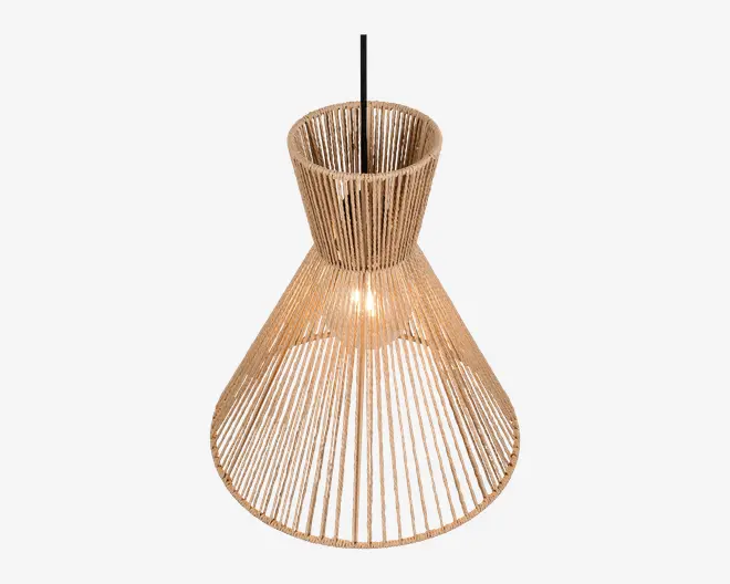 Hængelampe med en bred, klokkeformet skærm lavet af tæt viklede naturfibre omkring en metalramme. Designet giver et luftigt, flettet udtryk med synlige mellemrum mellem snorene, så lyset spredes blødt. Skærmen er smallere foroven og bredere forneden, hvilket giver en timeglasform. Pæren er synlig gennem den åbne konstruktion, hvilket tilføjer et moderne, rustikt præg.