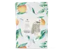 Rektangulært stof med hvid baggrund, dekoreret med et livligt print af appelsiner, grønne blade og små hvide blomster. Materialet er vandafvisende og måler 180 x 130 centimeter. Printet har realistiske, farverige frugter og blade, hvilket giver et frisk og sommerligt udtryk.