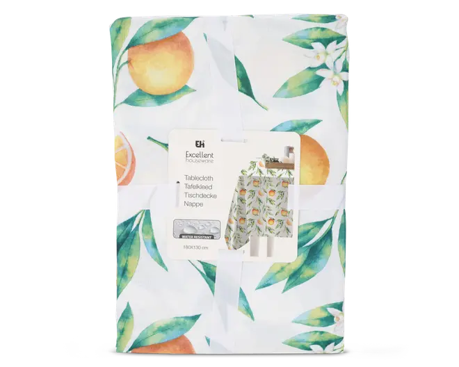 Rektangulært stof med hvid baggrund, dekoreret med et livligt print af appelsiner, grønne blade og små hvide blomster. Materialet er vandafvisende og måler 180 x 130 centimeter. Printet har realistiske, farverige frugter og blade, hvilket giver et frisk og sommerligt udtryk.