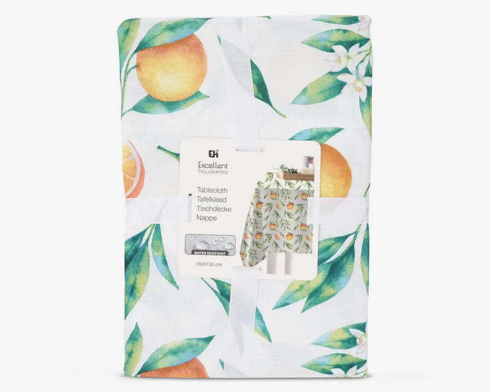 Rektangulært stof med hvid baggrund, dekoreret med et livligt print af appelsiner, grønne blade og små hvide blomster. Materialet er vandafvisende og måler 180 x 130 centimeter. Printet har realistiske, farverige frugter og blade, hvilket giver et frisk og sommerligt udtryk.
