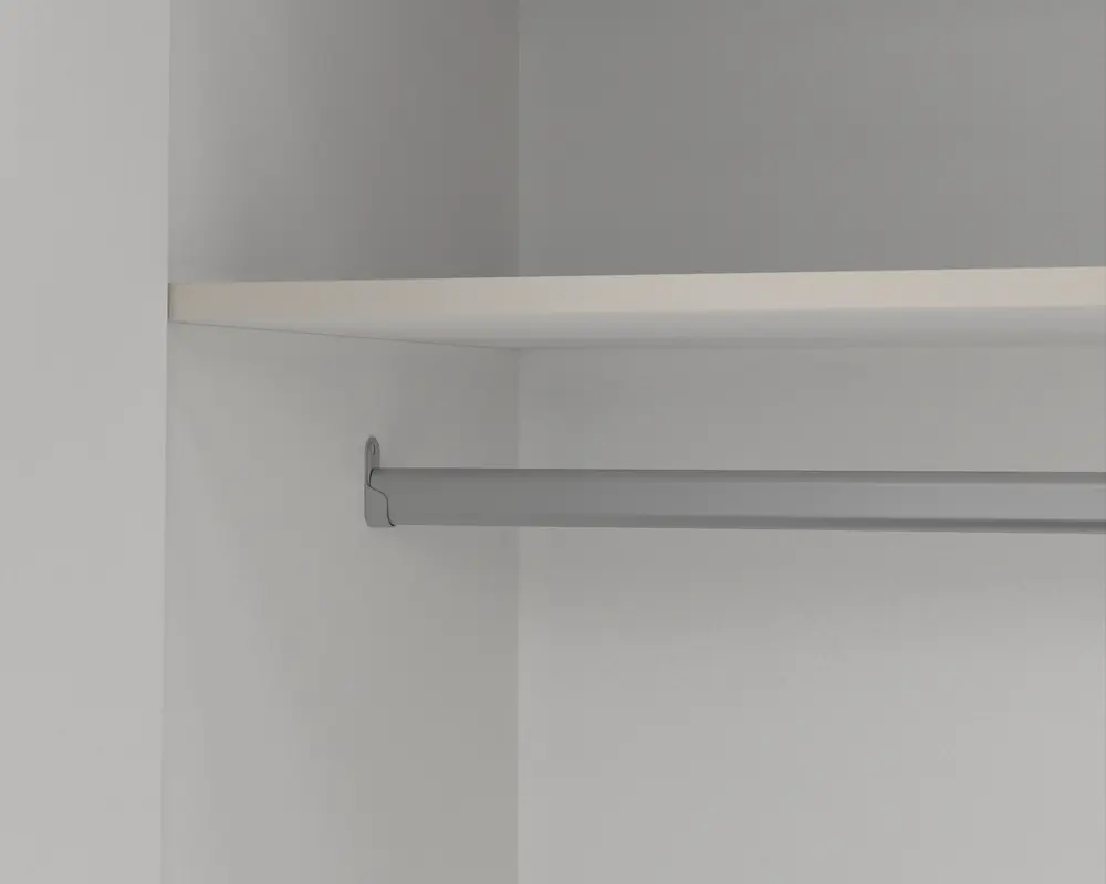Nærbillede af et klædeskab indvendigt med en solid metal bøjlestang monteret mellem to vægge og en hvid hylde placeret ovenover til ekstra opbevaring. Overfladerne er glatte, og designet er minimalistisk, hvilket giver god plads til ophængning af tøj og opbevaring af ting på hylden.