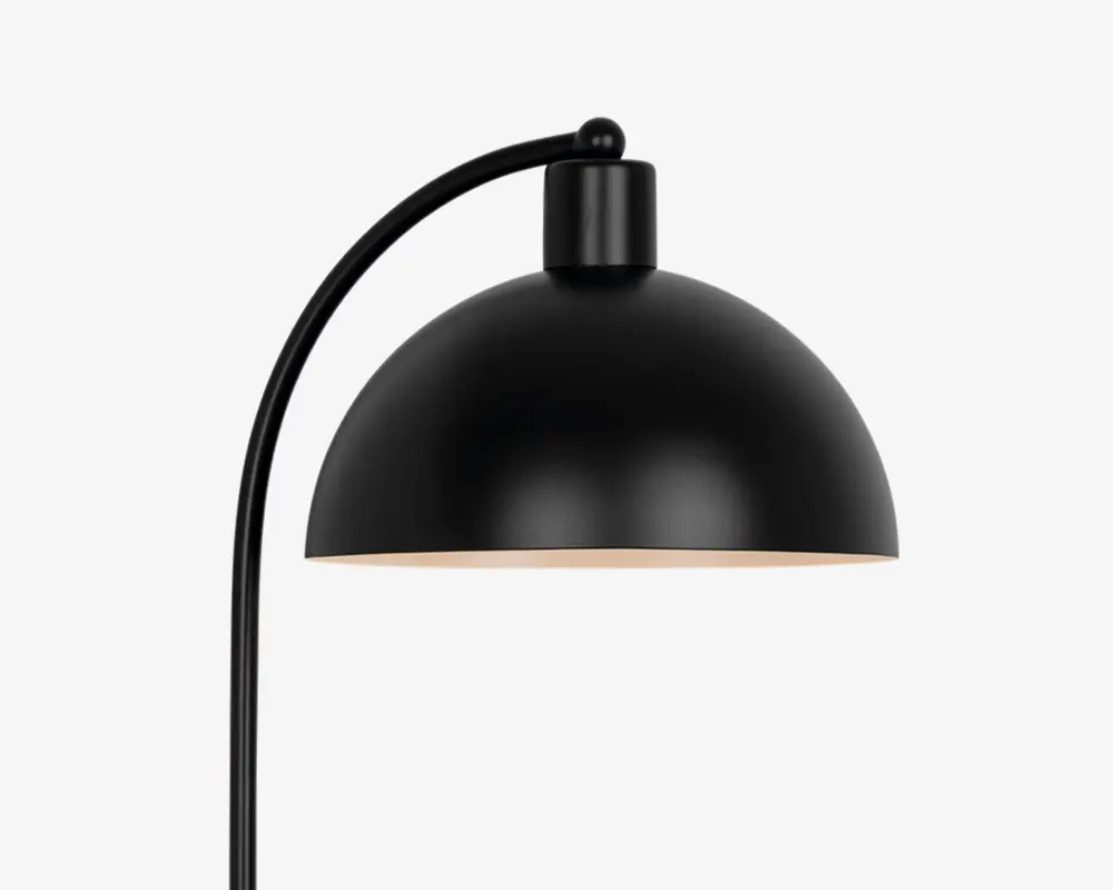 Mat sort lampe med en kuppelformet metalskærm og en glat, buet arm. Skærmens inderside er hvid, hvilket giver et klart og fokuseret nedadgående lys. Designet er minimalistisk og moderne med rene linjer og en elegant finish.