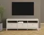 Et moderne, lysebeige TV-bord med et enkelt, minimalistisk design. Det har tre rummelige skuffer med runde greb nederst og tre åbne hylder ovenover. En af hylderne indeholder en stak bøger. Bordet står på fire solide ben og har en glat, flad top, der egner sig til at bære et fjernsyn eller pyntegenstande. Baggrunden består af en taupefarvet væg, et stort sort rektangulært panel over bordet og en potteplante til venstre.