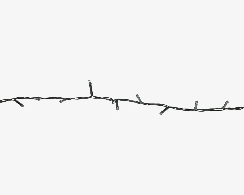 En streng af LED-lys med sort ledning og små, jævnt fordelte pærer. Ledningen er fleksibel og kan formes eller hænges op efter behov. Pærerne sidder direkte på ledningen, hvilket giver et minimalistisk og moderne udseende. Velegnet til dekorativ brug både indendørs og udendørs.